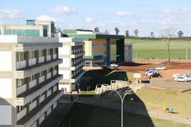 Estacionamento PNE e prédios do Campus Chapecó