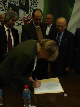 Assinatura de termo de doação de terrenos à UFFS