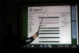 Demonstração de equipamento eletrônico para aulas