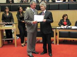 ALESC concede comenda à UFFS