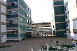 Biblioteca e estacionamento do Campus Chapecó