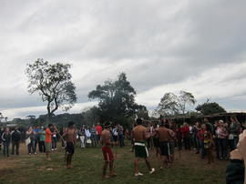 Acadêmicos em atividade em aldeia indígena