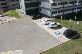 Estacionamento PNE e prédios do Campus Chapecó