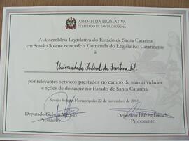 ALESC concede comenda à UFFS