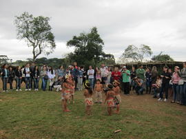 Acadêmicos em atividade em aldeia indígena